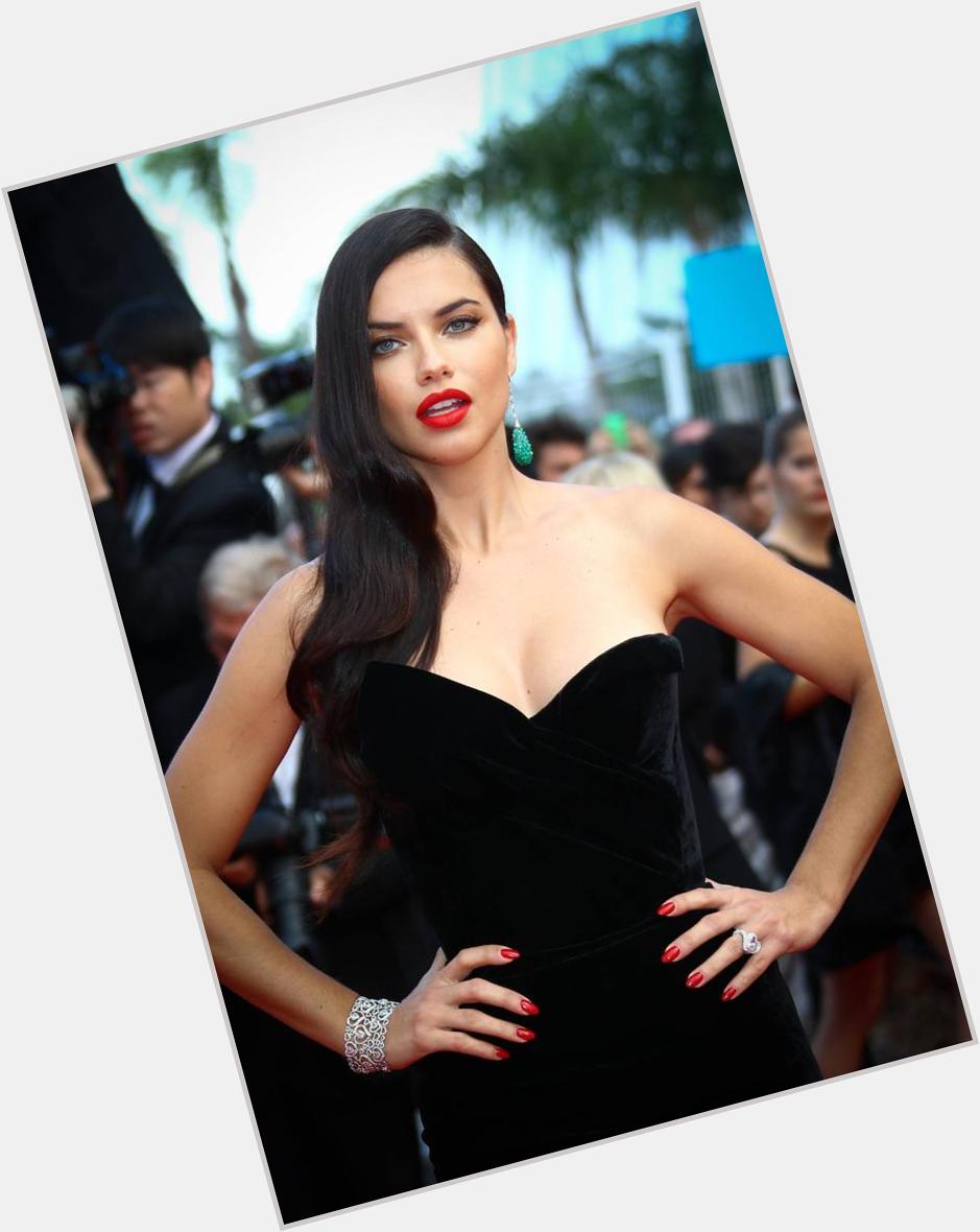 Happy birthday from France to the Queen Adriana Lima <3 