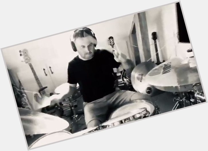 Happy Birthday to Oasis drummer Alan White who turns 49 today   