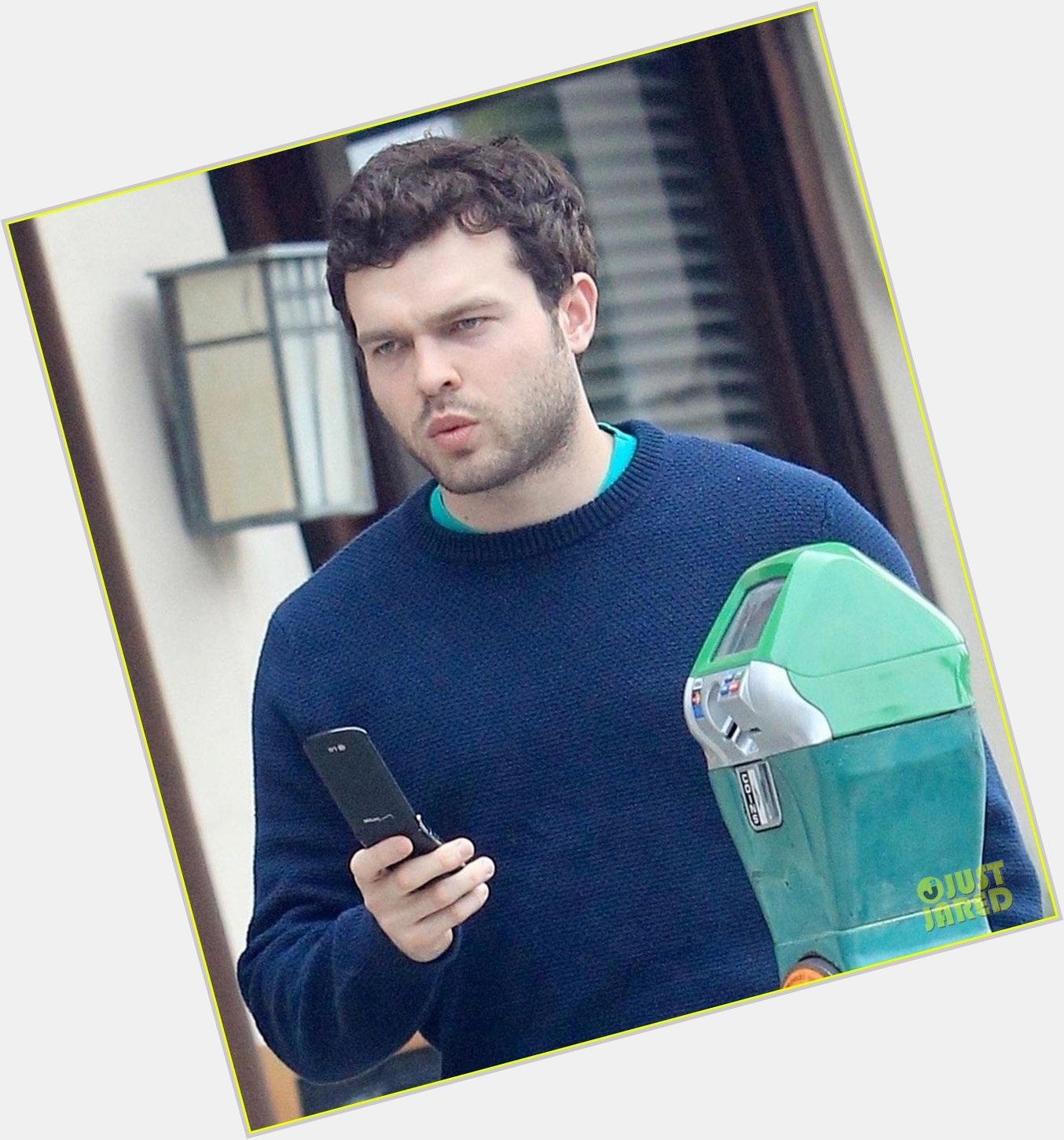 Happy Birthday to the man who run this account from his flip phone, Alden Ehrenreich!!! See him messageing below 
