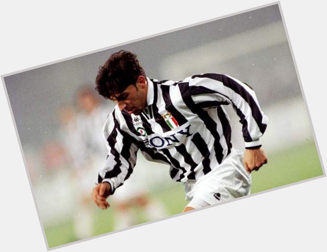 Happy birthday to Juventus legend Alessandro Del Piero, who turns 45 today.

Games: 705
Goals: 289 : 18 