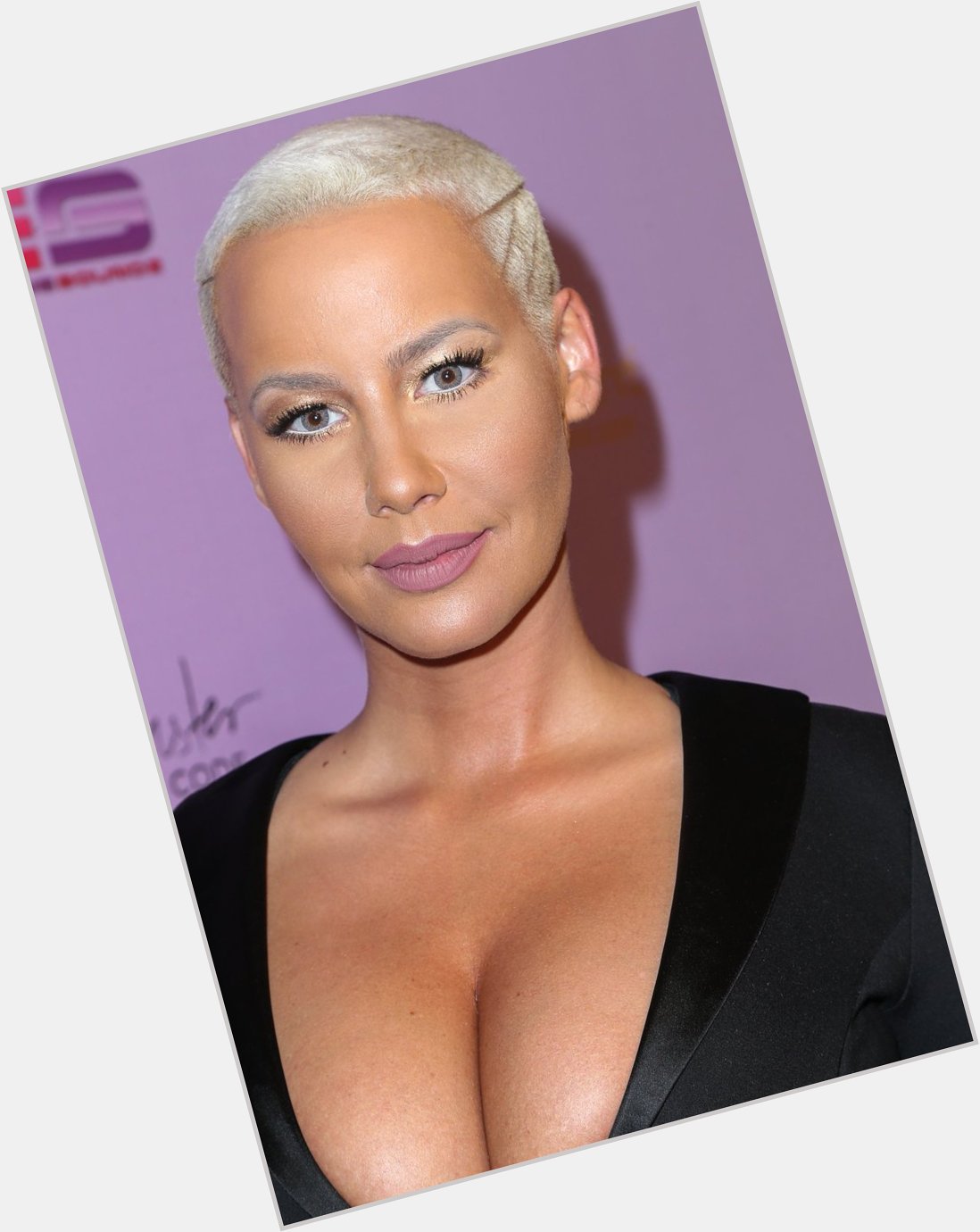 Happy birthday to the bald beauty Amber Rose! 