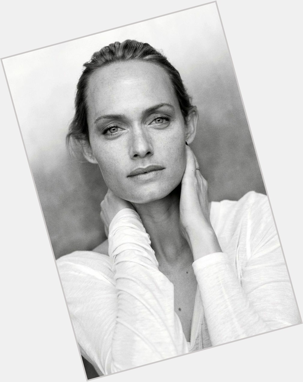 Happy birthday to the coolest model Amber Valletta 