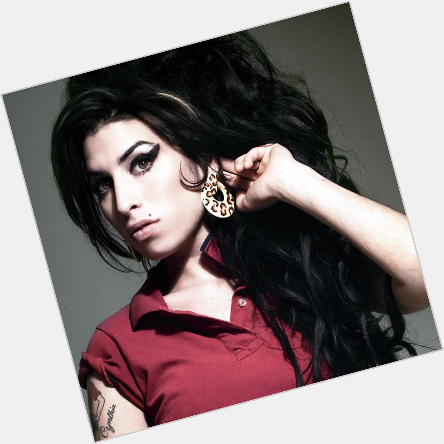 Today would ve been the 38th birthday of the iconic Amy Winehouse.

Happy Birthday, Amy. 

 