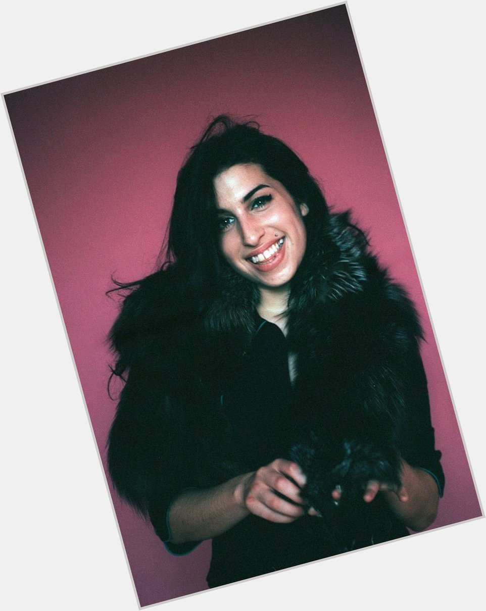 Happy birthday to this beautiful voice, Amy Winehouse. we all miss you 