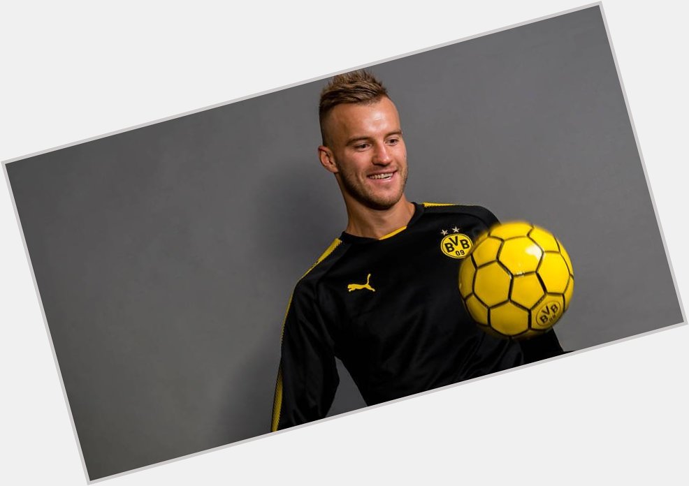 Happy 28th birthday to Andriy Yarmolenko!! 