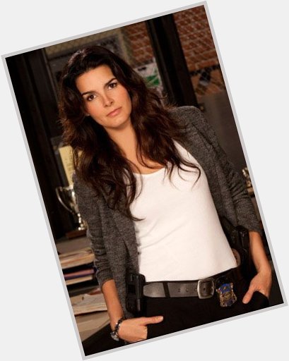 Actress Angie Harmon celebrates her 45th birthday today.
Happy birthday Angie! 