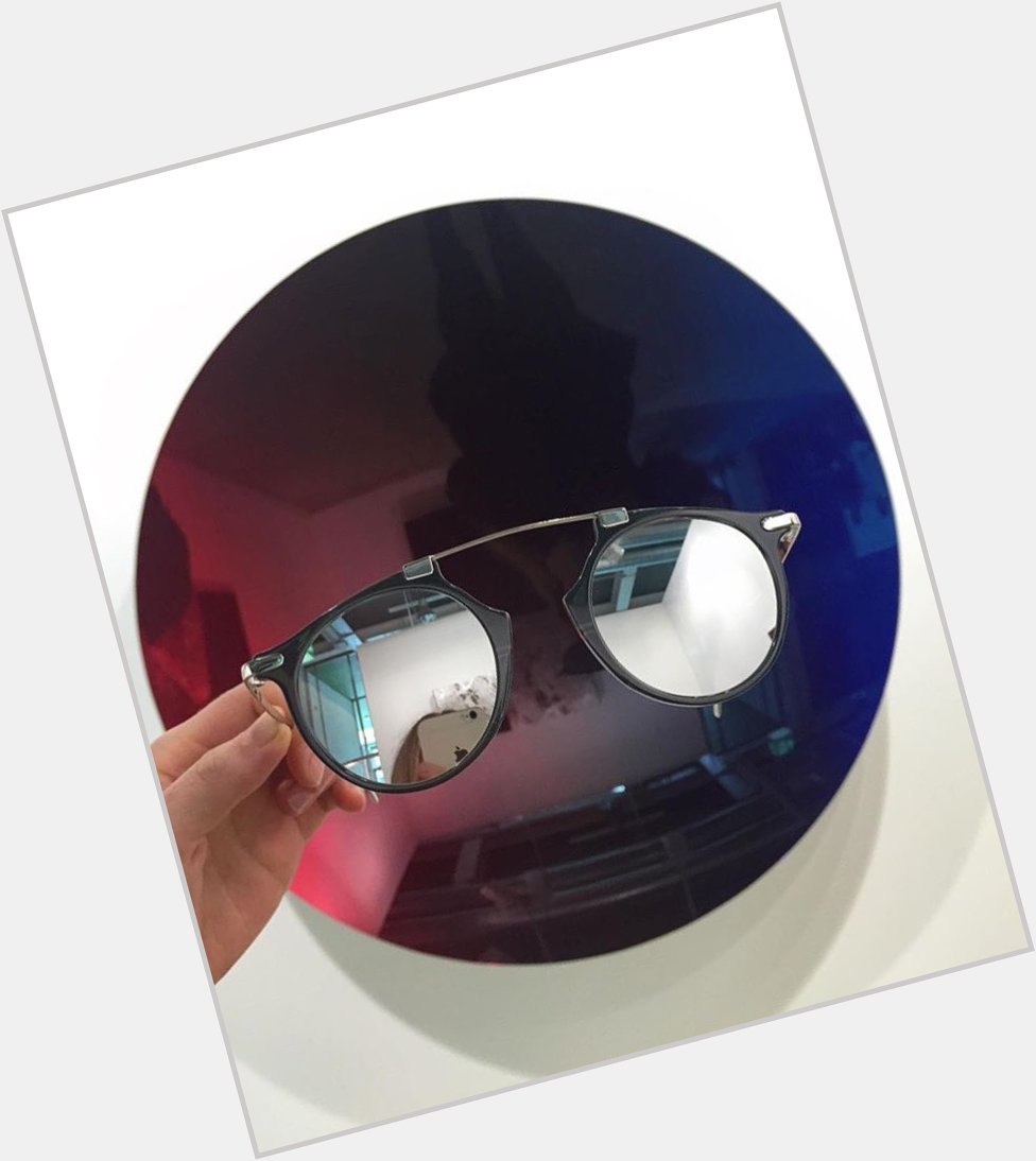 Happy Birthday, Anish Kapoor!
Last Temptation of Anish Kapoor. Mirror - Laser Red to Oriental Blue. 