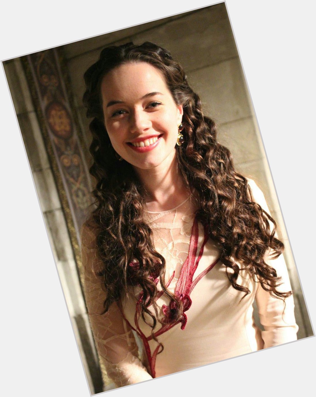 Happy  birthday  to  the  beautiful  Anna  Popplewell  joyeux  anniversaire  ! 