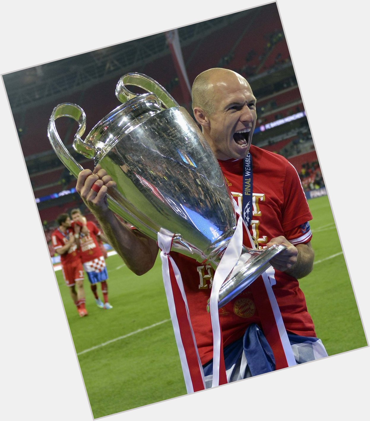 Happy 39th birthday to FC Bayern legend, Arjen Robben!   