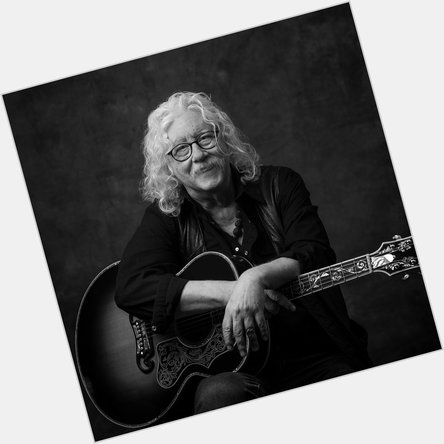 The incredible songwriter Arlo Guthrie ( turns 73 years old today. Everyone wish him a happy birthday! 