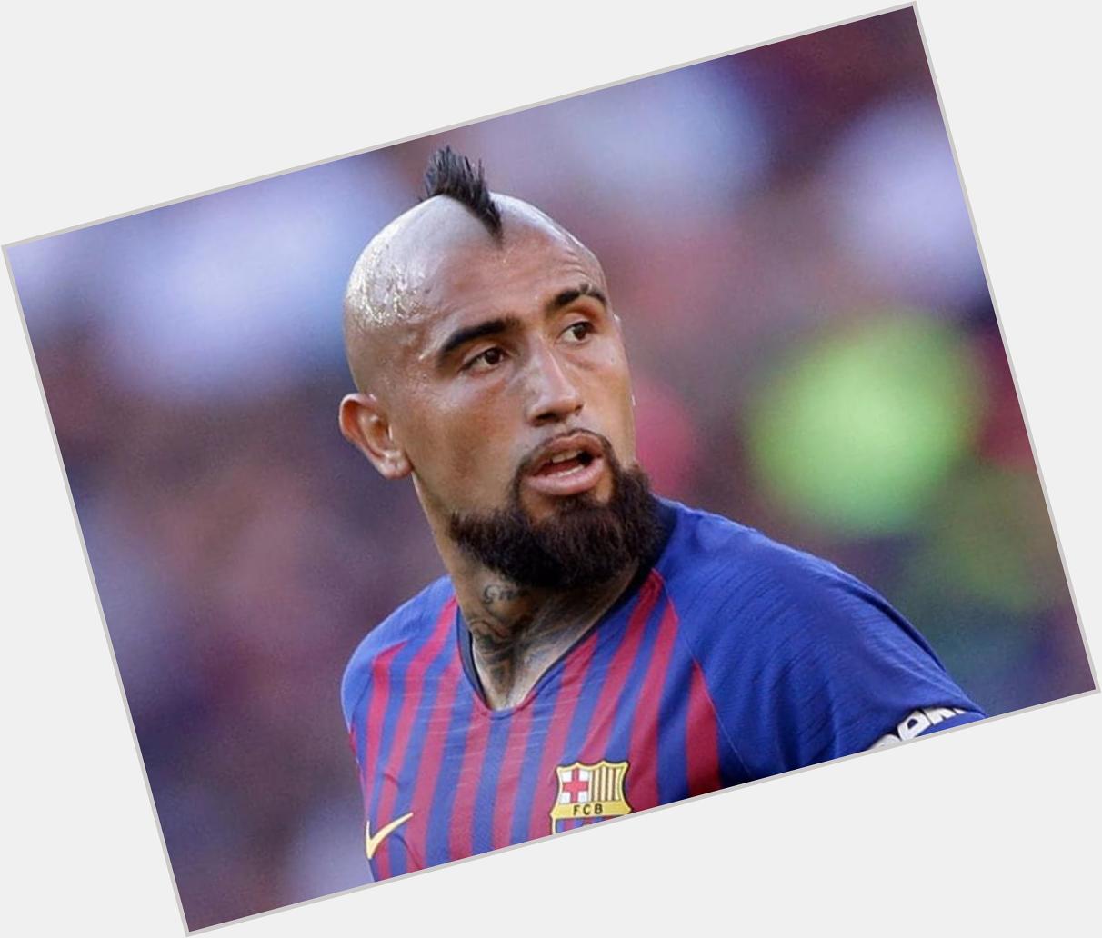Happy 32nd birthday to Barcelona and Chile midfielder Arturo Vidal 

Maybe it\s time to lose the mohawk! 