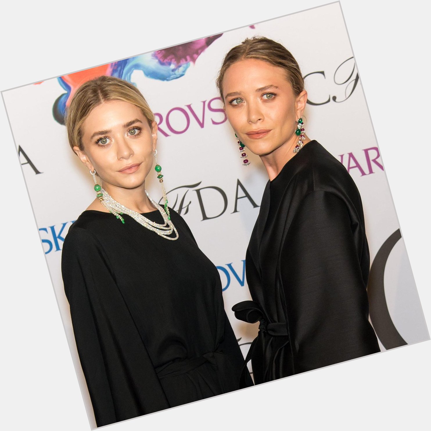 Happy Birthday Mary-Kate and Ashley Olsen!!aktris kembar ini kini berusia 29 thn.Siapa nih yg pny saudara kembar? :) 