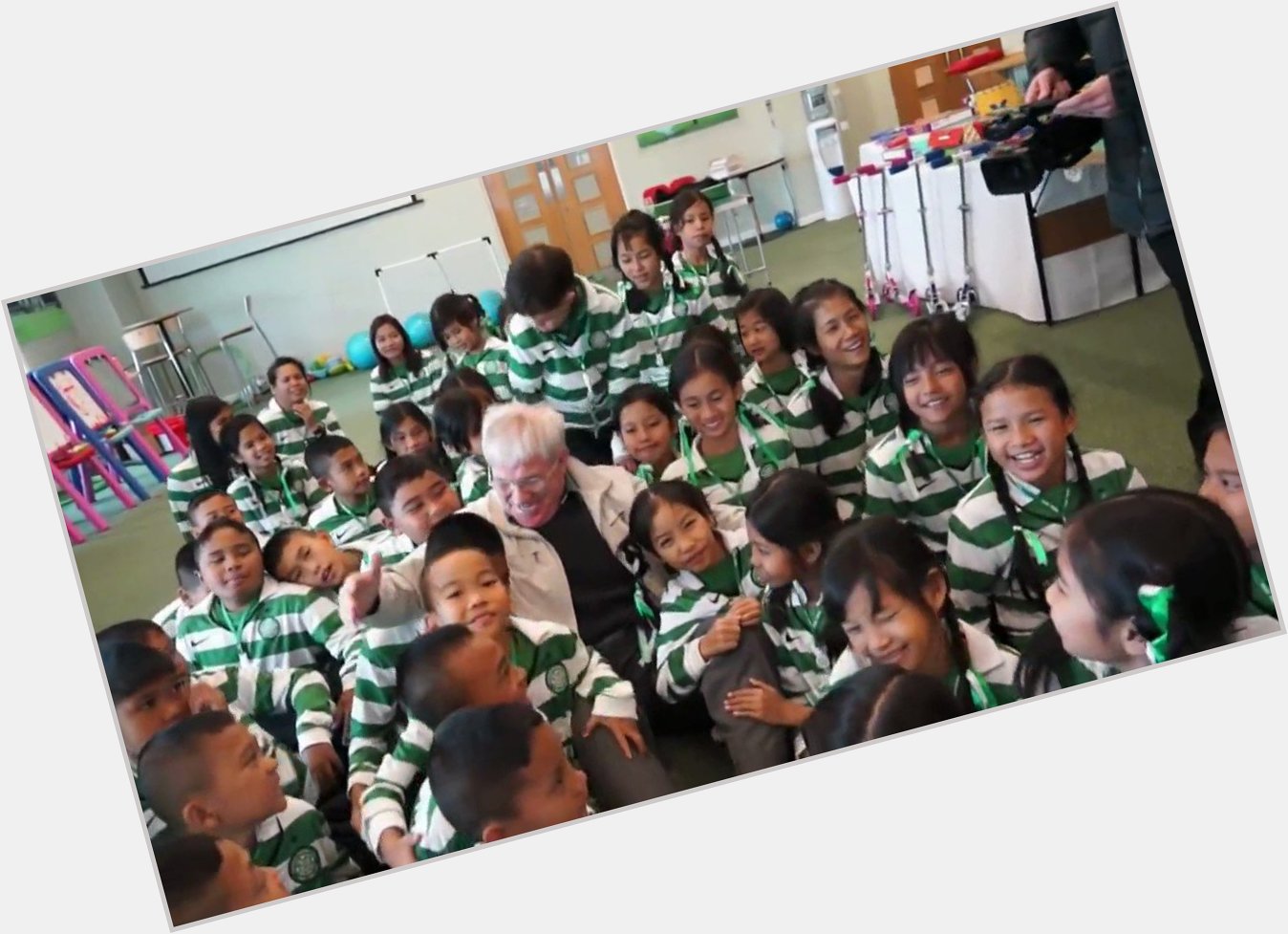 Bertie Auld sings with the Thai Tims. Happy birthday to wonderful Bertie! 