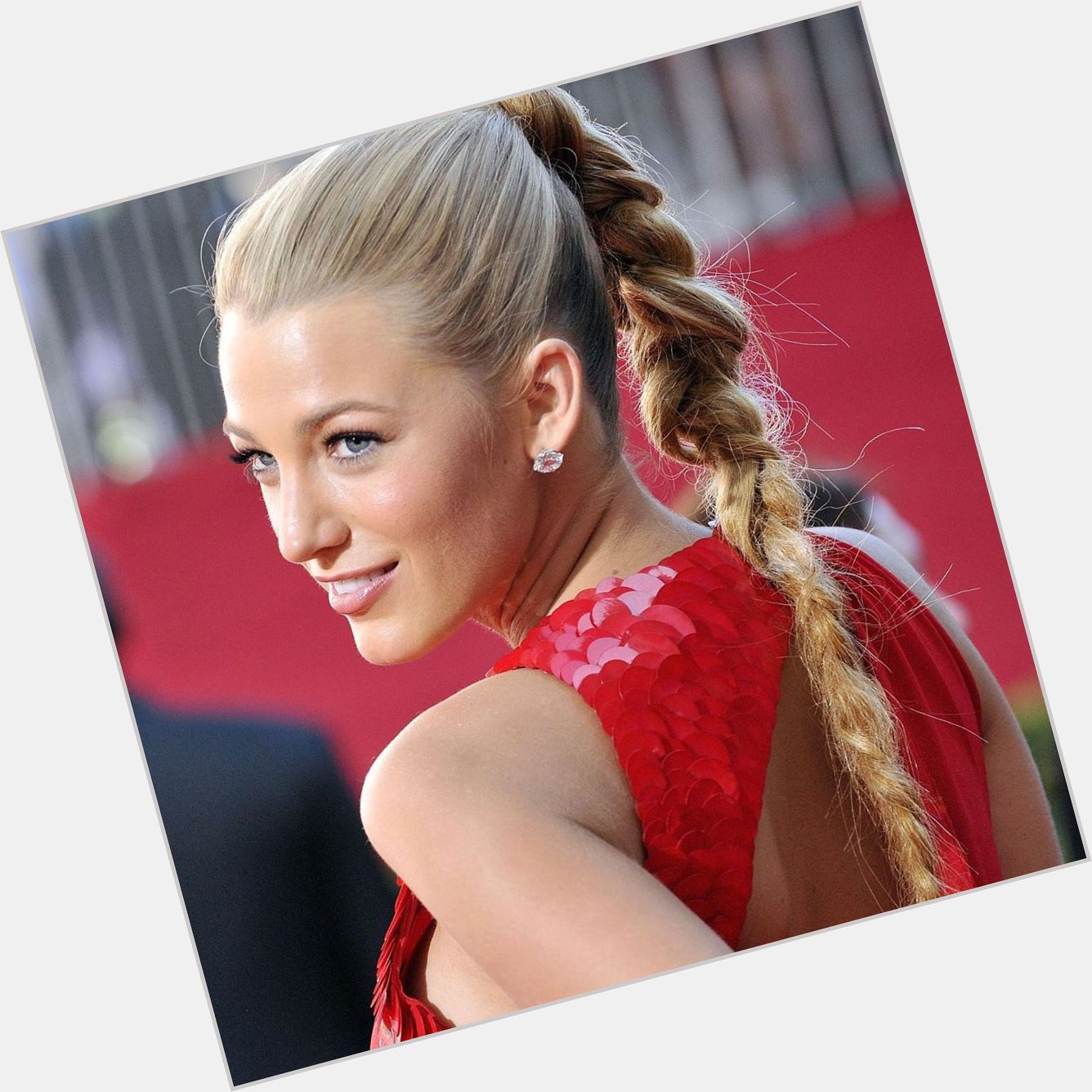 Today is Blake Lively day. Happy 33rd Birthday to this gorgeous and stunning actress. 