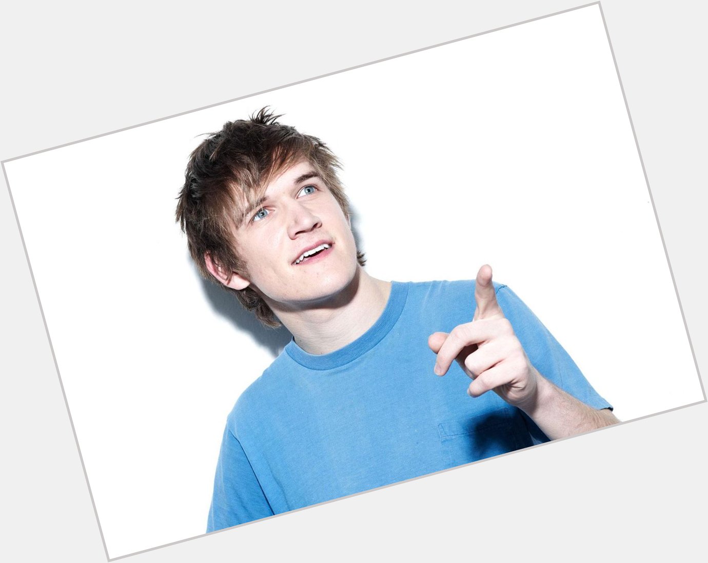 Happy 60th birthday to comedy star Bo Burnham! My whole family thinks you\re great! 