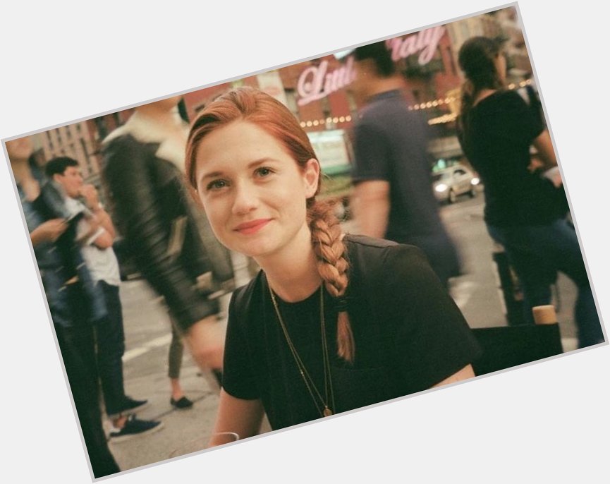 Happy birthday to my comfort person, bonnie wright<3 
