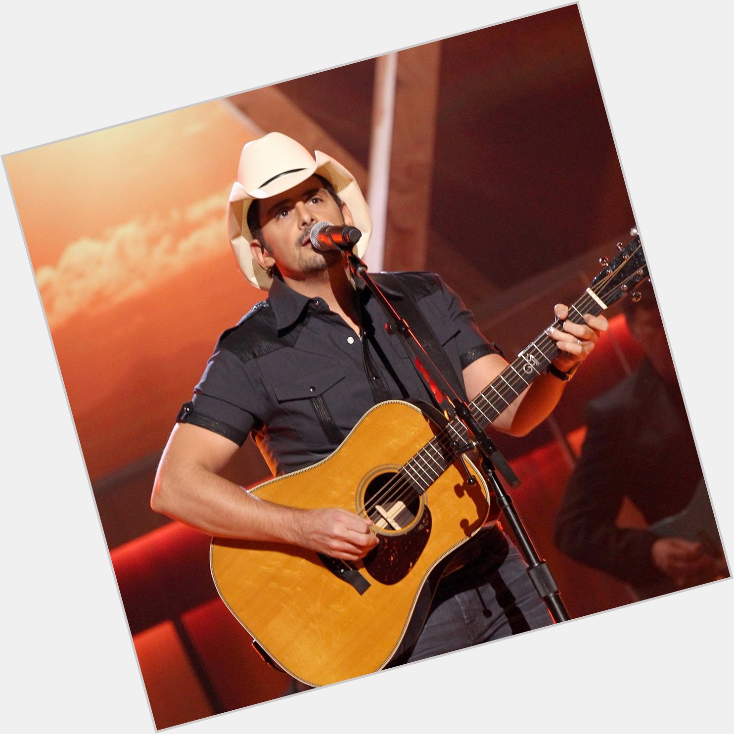 Happy, happy birthday, Brad Paisley! He turns 45 today ... 