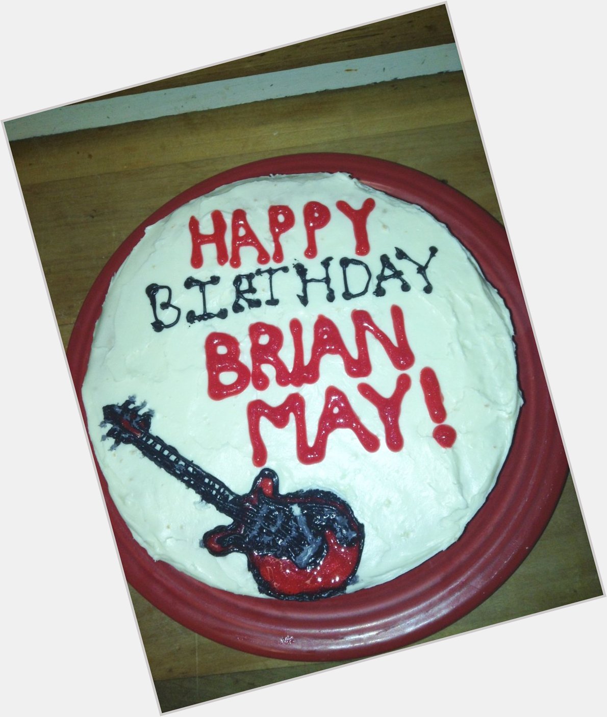 I made a very bad cake for Brian May\s birthday. Happy birthday again :) 