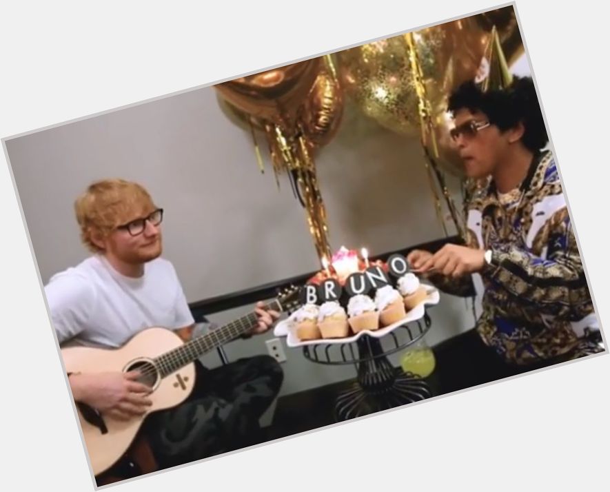 VIDEO. Ed Sheeran zingt \Happy Birthday\ voor Bruno Mars  