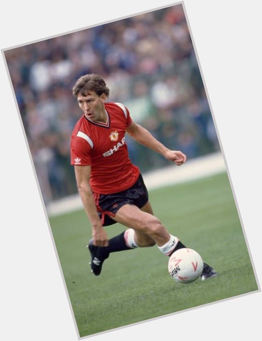 Happy birthday too our former captain marvel bryan  robson 66 today 