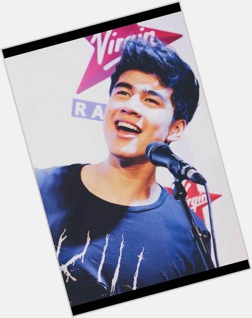 Happy birthday to one of the hottest and sassiest bassists ever: calum hood!!! 