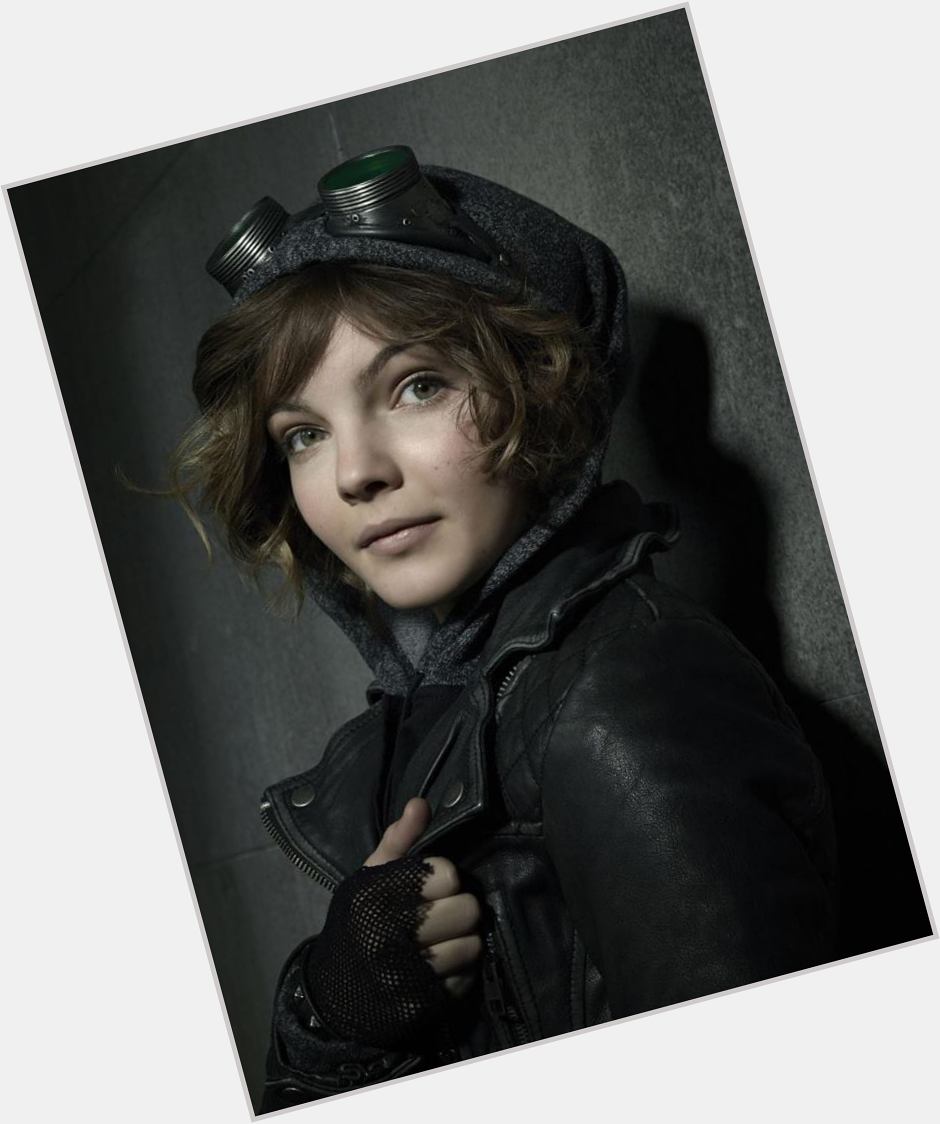 Happy Birthday to Camren Bicondova who turns 20 today!  Pictured here as Selina Kyle on Gotham. 
