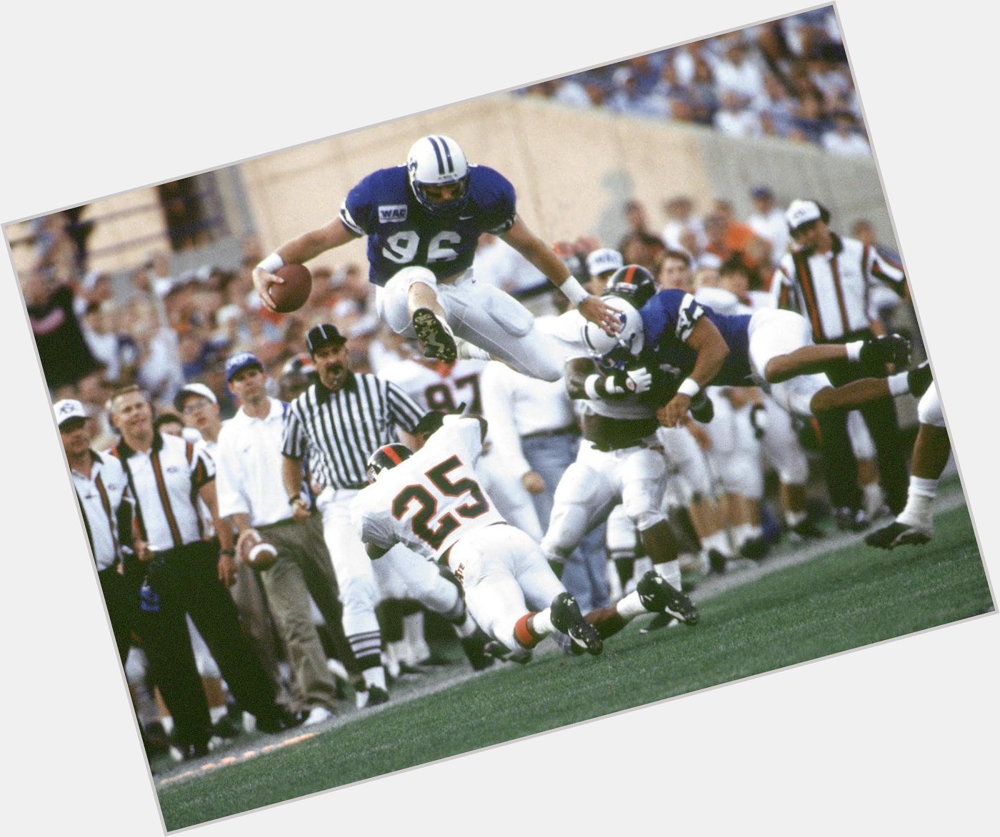 Happy birthday to BYU standout and Eagles legend Chad Lewis! 