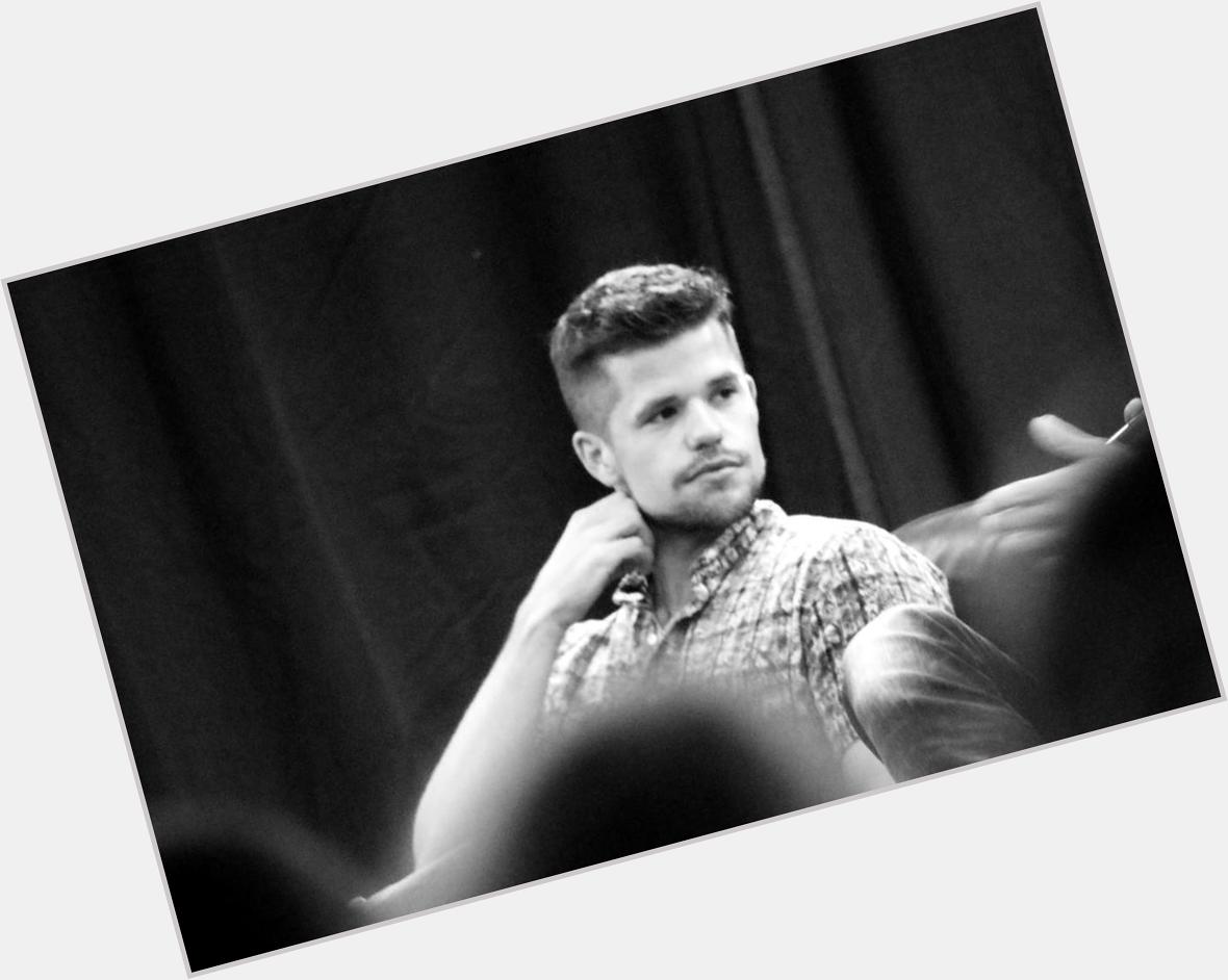 Happy 27th birthday Charlie Carver! I hope you have an awesome day!      