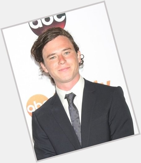 Happy 32nd birthday to (Charlie McDermott)! The actor who played Axl Heck from The Middle. 