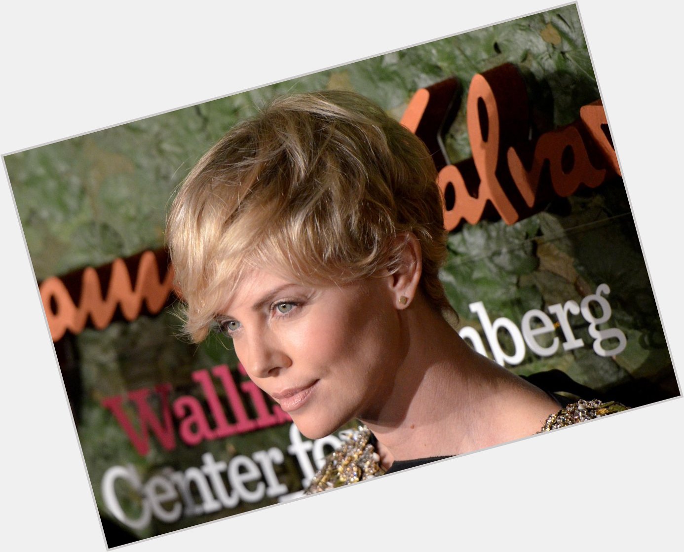 Happy Birthday to Charlize Theron, the master of the pixie crop! (And a damn good actress) 