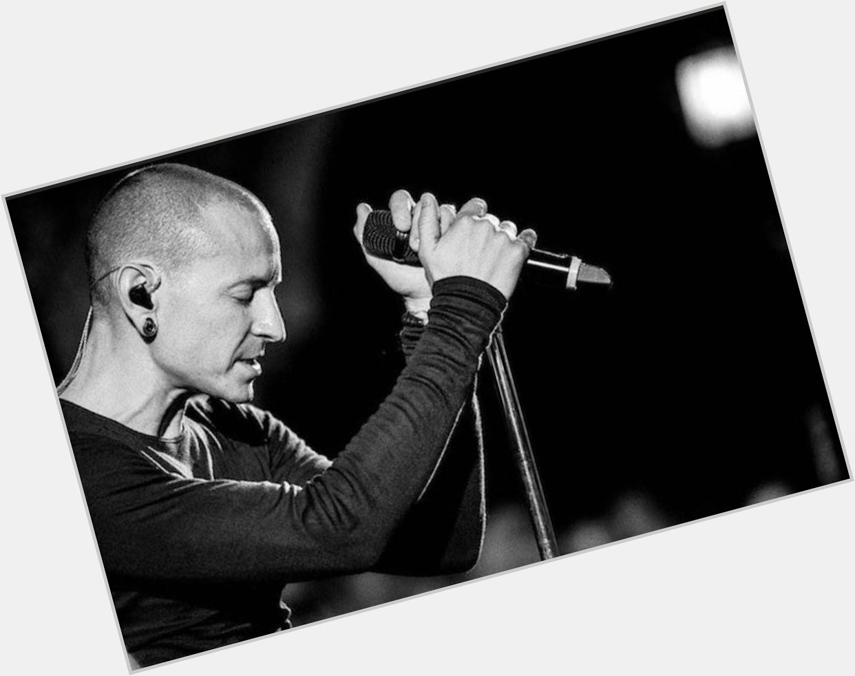 Happy Birthday Chester Bennington Tetap selalu menjadi top playlist lagu dari waktu ke waktu Linkin Park... 