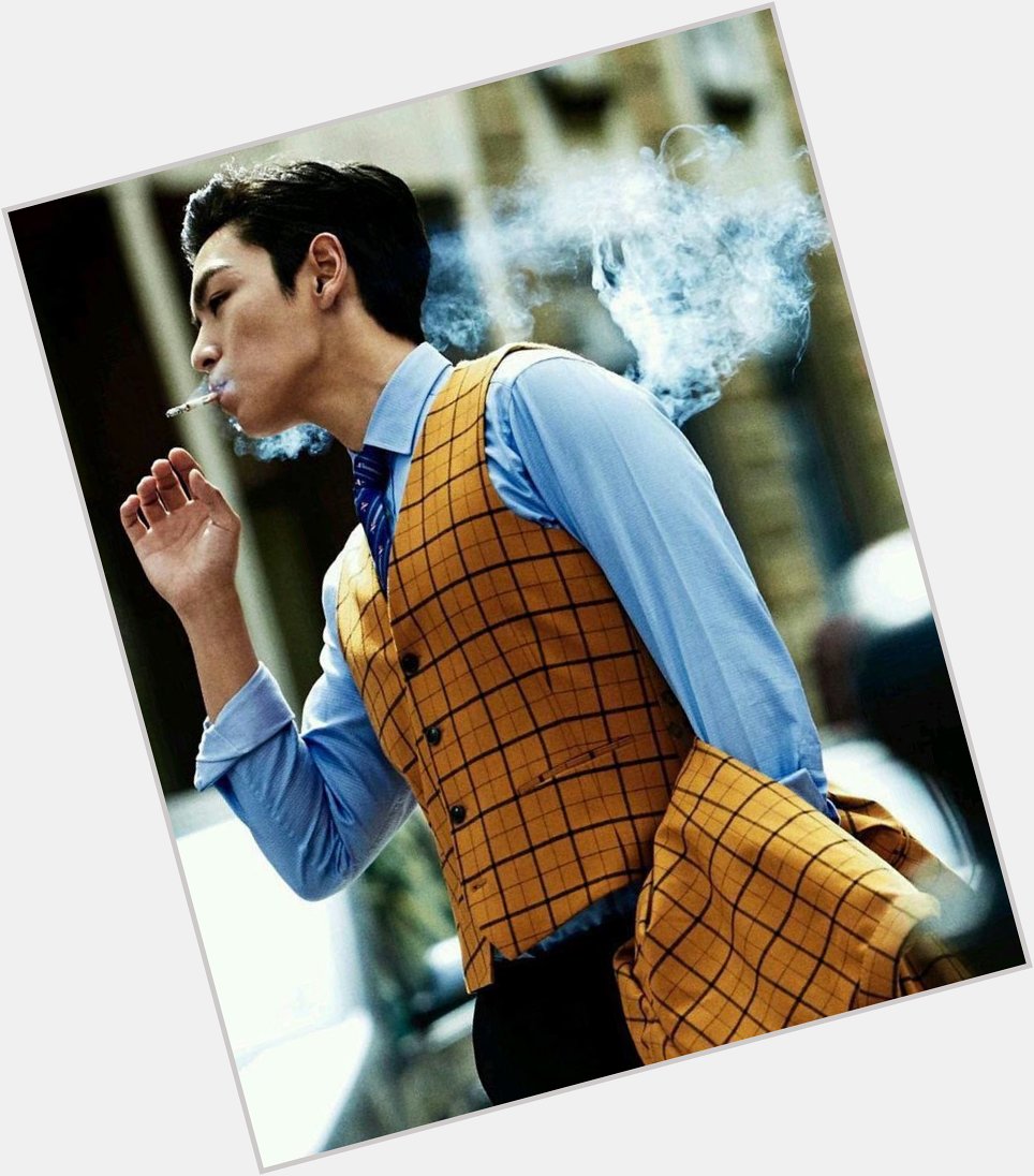 Cuma Thomas Shelby, Sanji, dan T.O.P Bigbang yang keren dalam pose merokok. Happy Birthday, Choi Seung Hyun!!! 