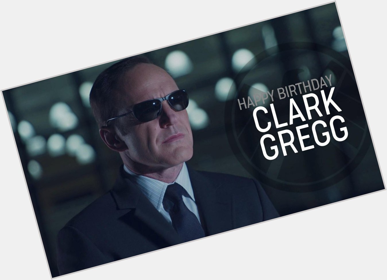 Der Schauspieler von Agent Phil Coulson,
CLARK GREGG
wurde gestern 57 Jahre alt.

Happy Birthday ! 