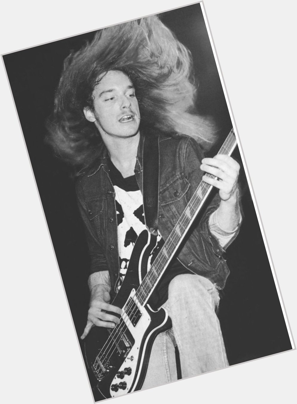The major rager on the four string motherfucker.

Happy birthday to Cliff Burton.
10/2/1962 - 27/9/1986
R.I.P 
