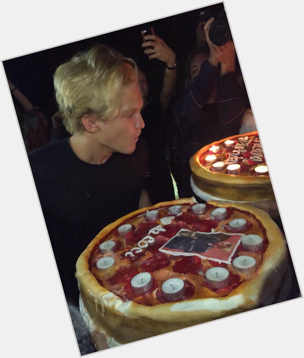  Happy birthday Baby    \" Cody Simpson con la tarta que le regaló Miley & Patrick. 