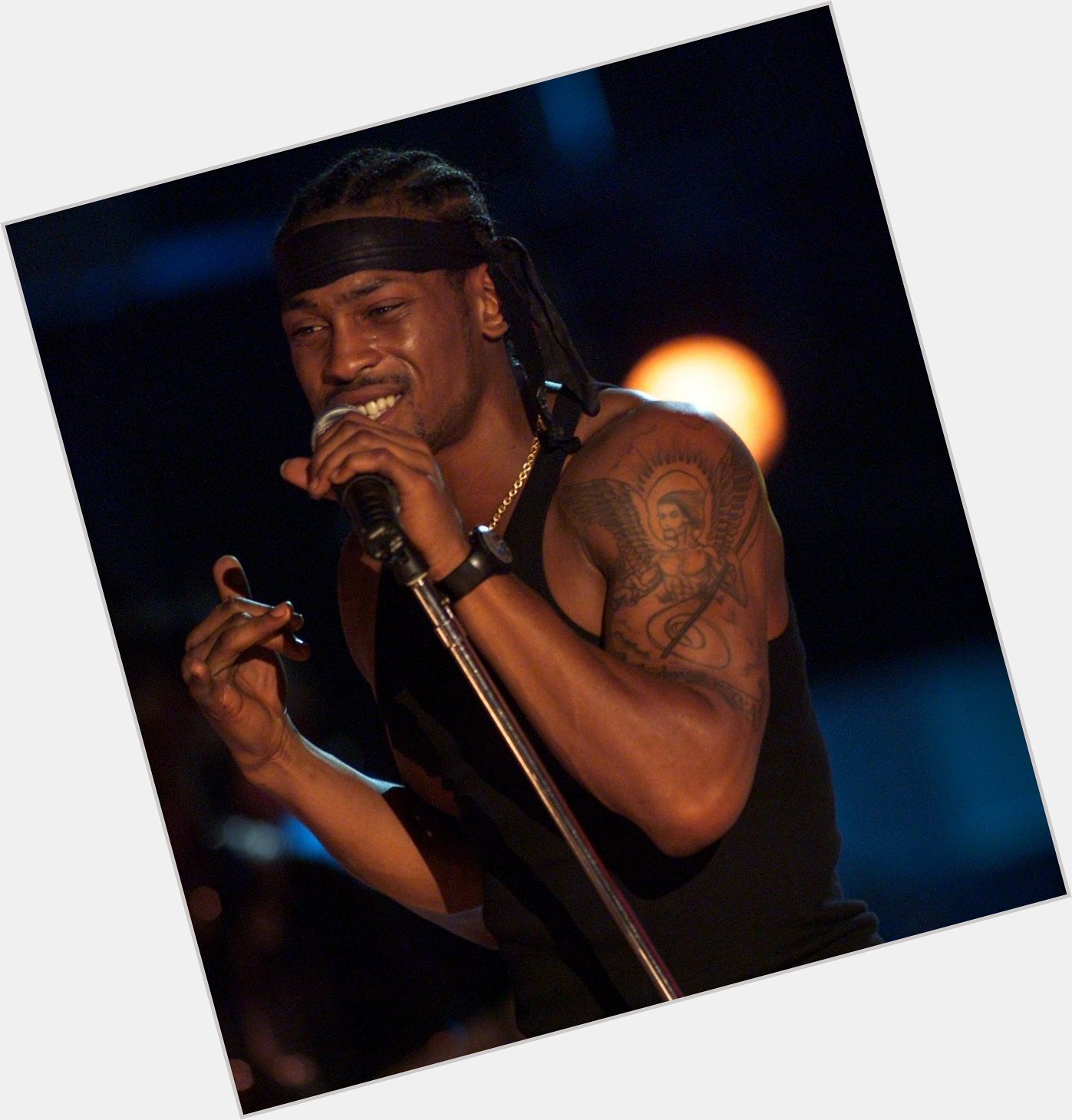 Happy birthday D\angelo! Tune into today to celebrate with music video blocks at 2:04pm and 10:05pm EST! 
