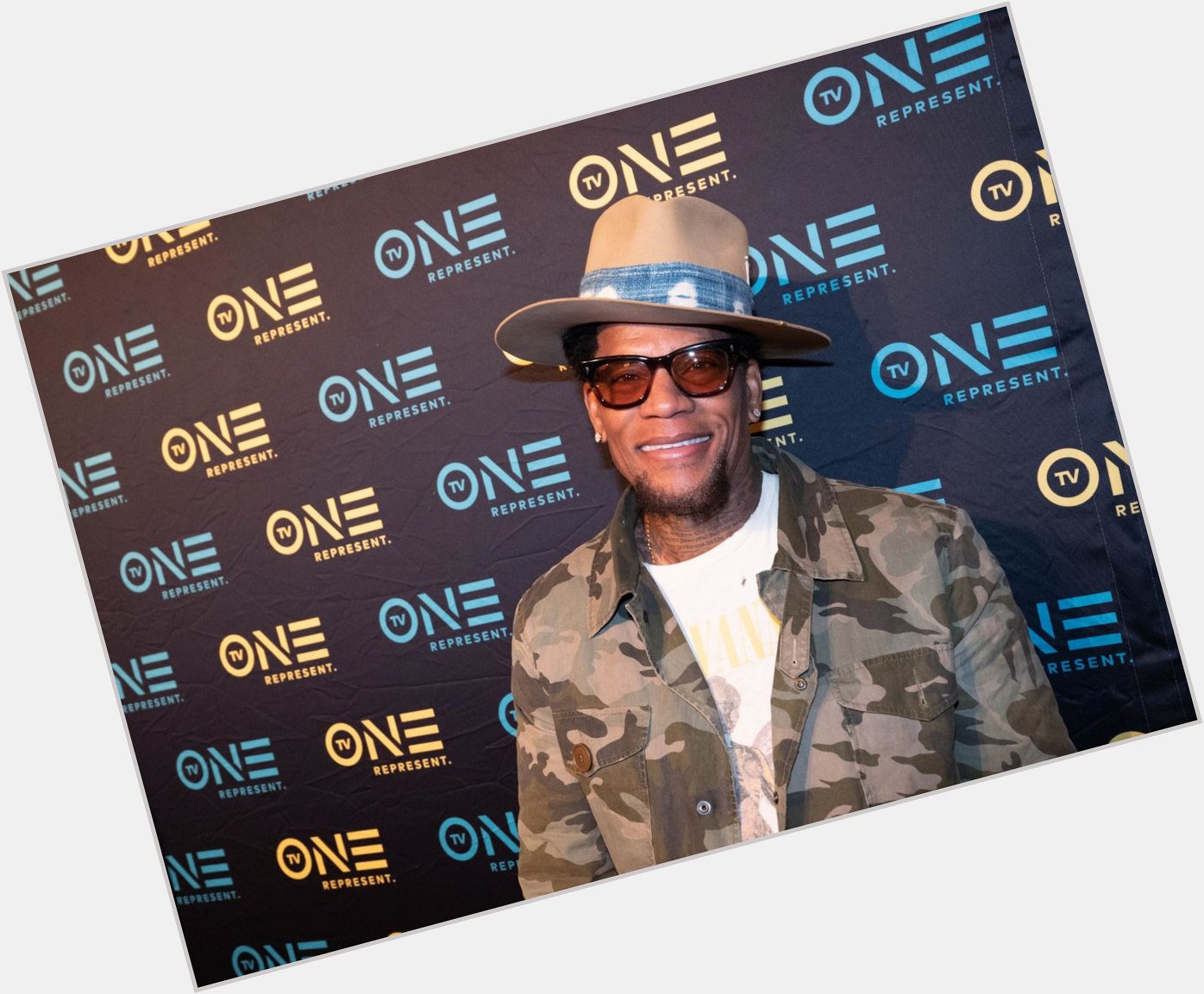 Happy Birthday to the hilarious D.L. Hughley!  