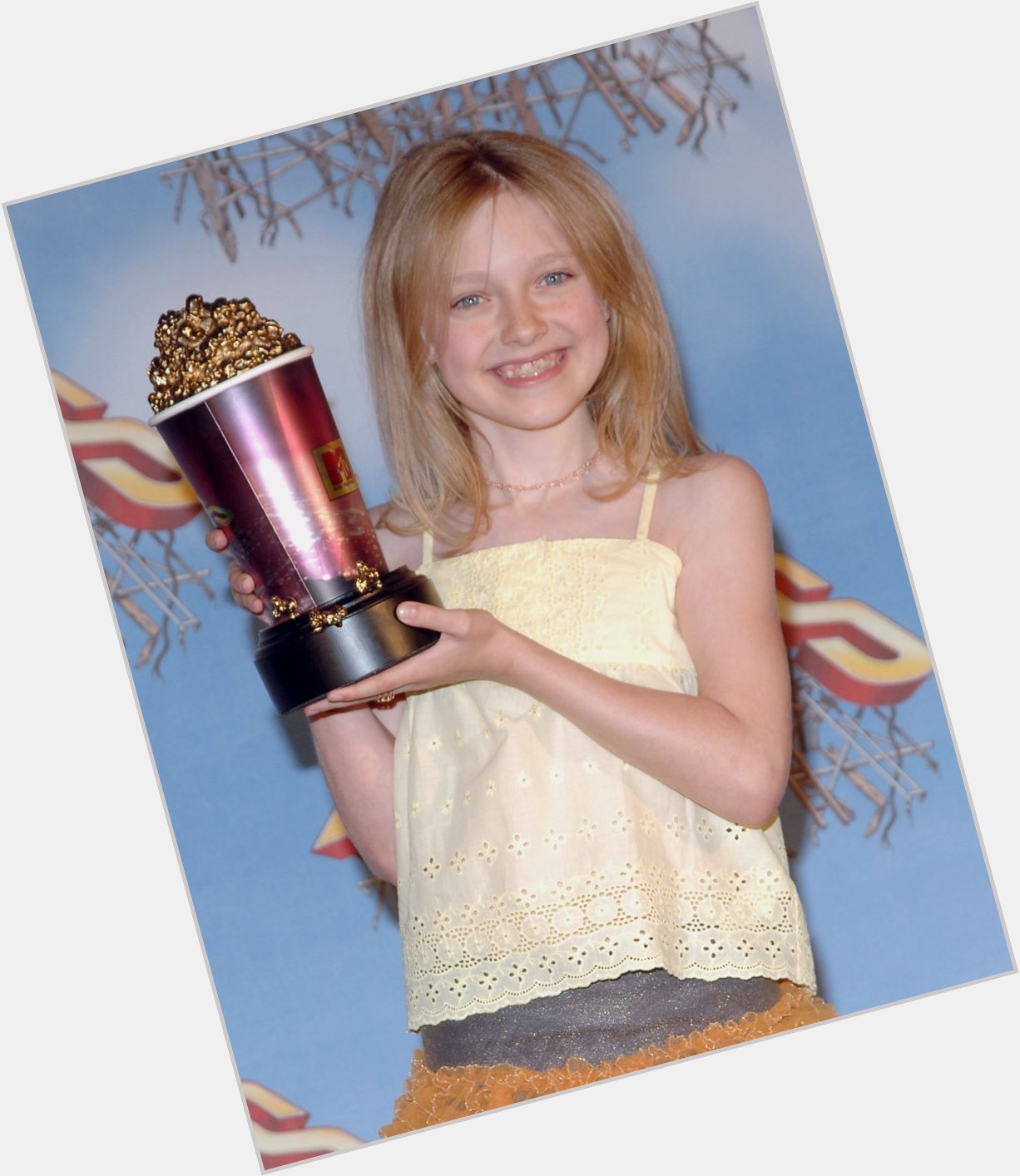  happy birthday dakota fanning throwback to her Best Frightened Performance win at the 2005  