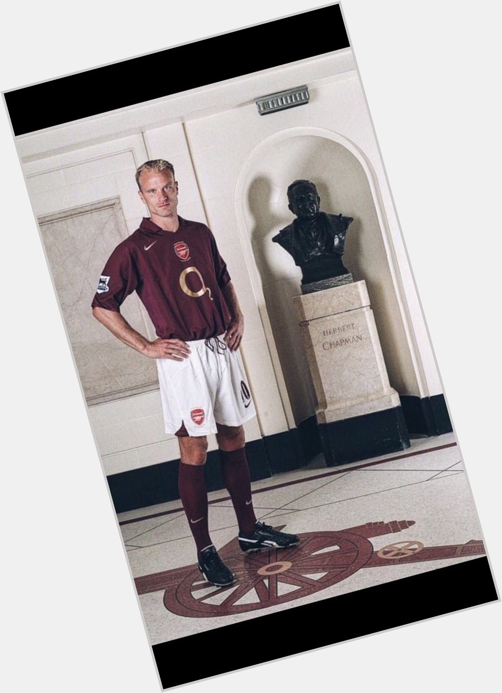 Happy Birthday to the great Dennis Bergkamp who s 52 today. Fitting that our famous number 10 was born on the 10th 