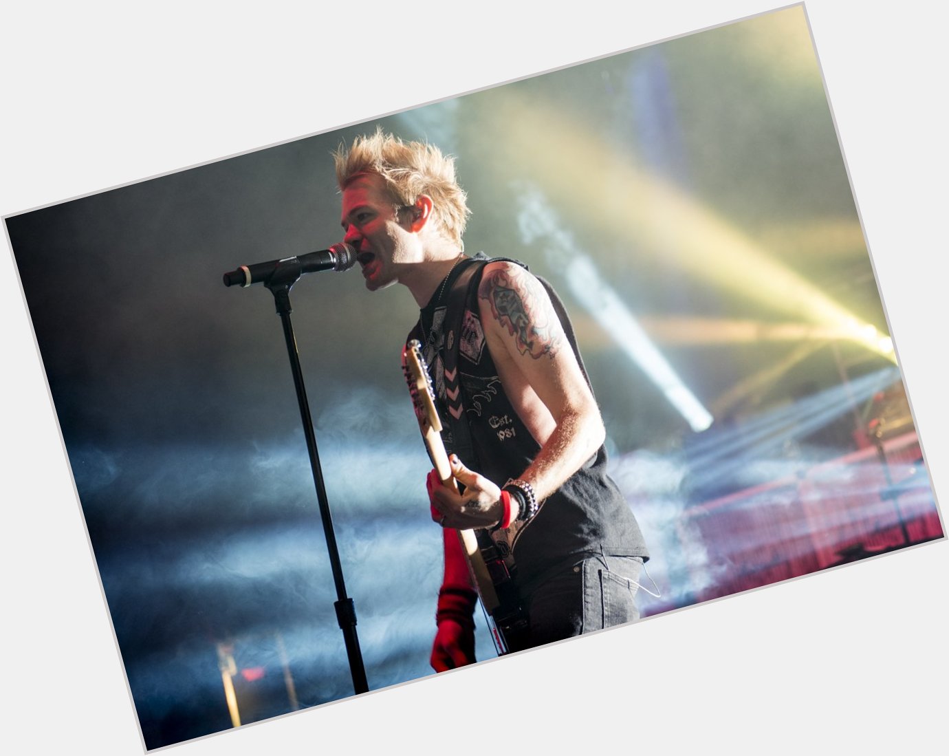 Happy birthday to Deryck Whibley of  Thanks for giving us an awesome show earlier this month!  