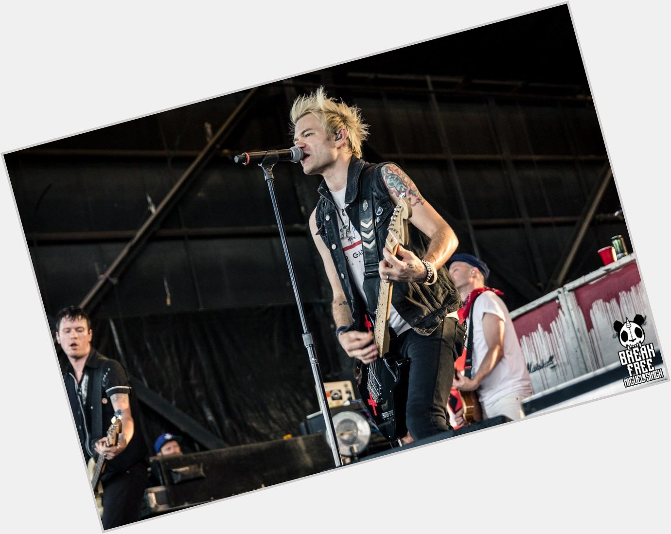 We would like to wish Deryck Whibley a very happy birthday today  