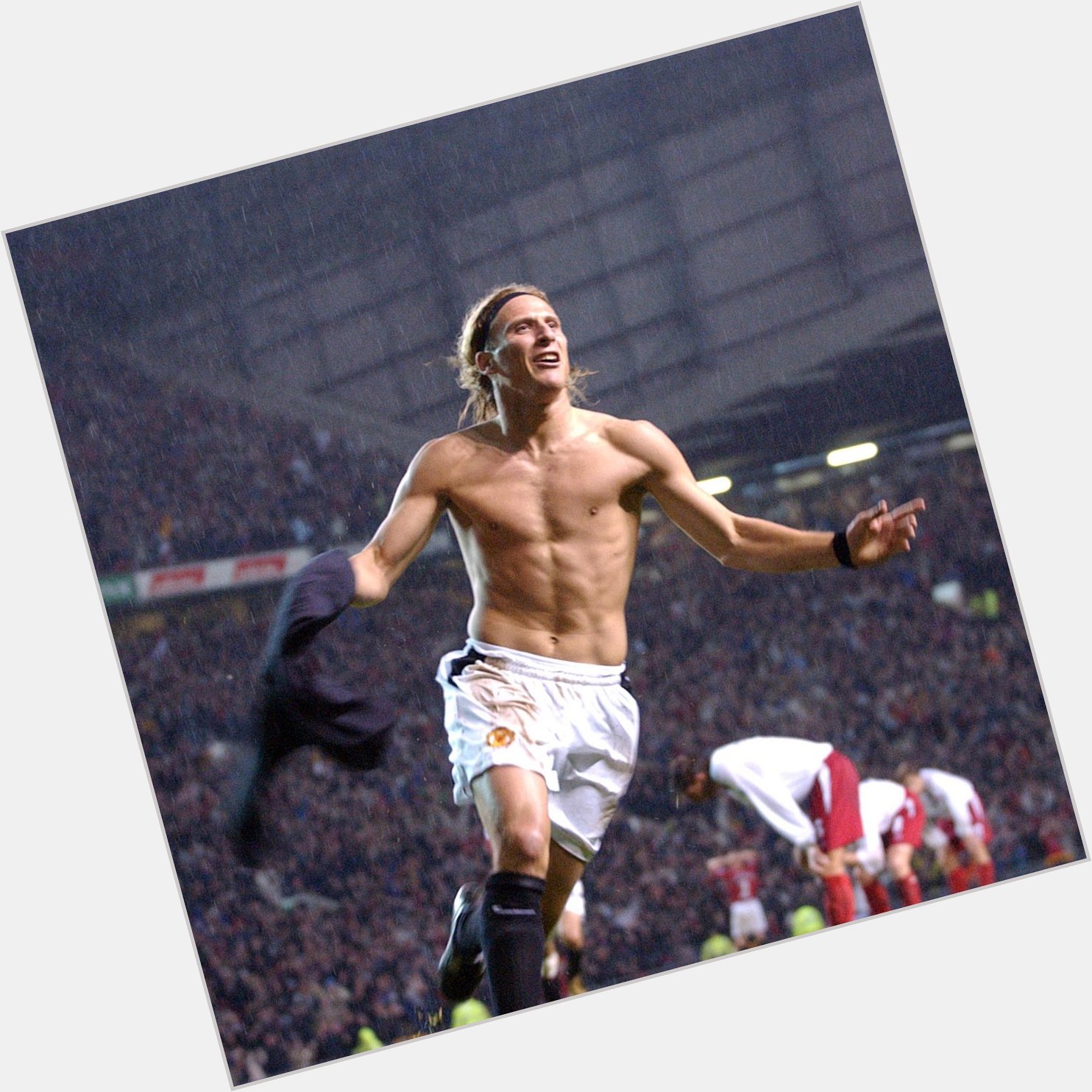 Happy Birthday to Diego Forlan. Throwback to him running around Old Trafford with his shirt off. True baller 