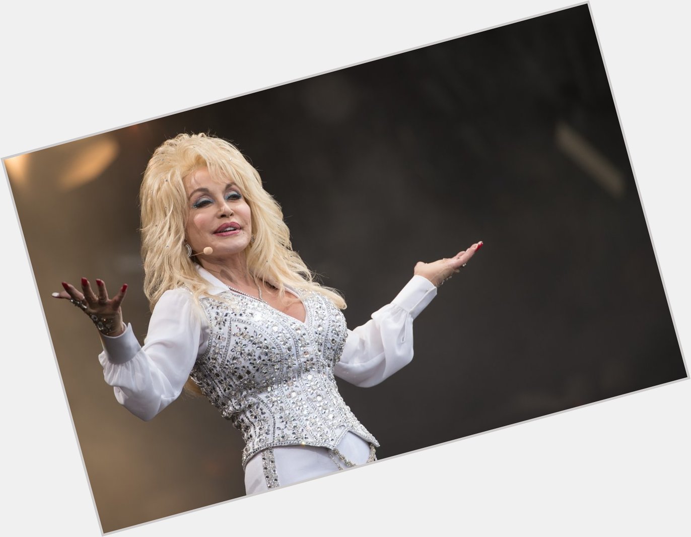 Happy 76th birthday to the only universally adored businessperson in the country: Dolly Parton. 