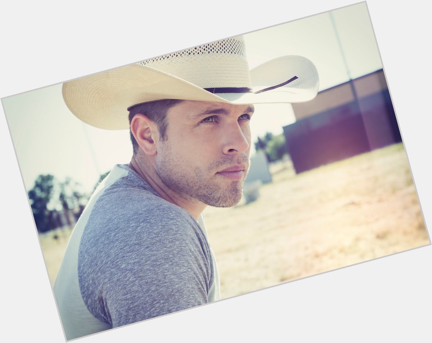 Happy birthday to Dustin Lynch! Can\t wait to see him at Jam this year! 