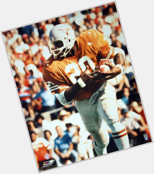 Happy 67th birthday to Heisman Trophy winner, NFL Hall of Famer, and Texas RB legend, Earl Campbell. 