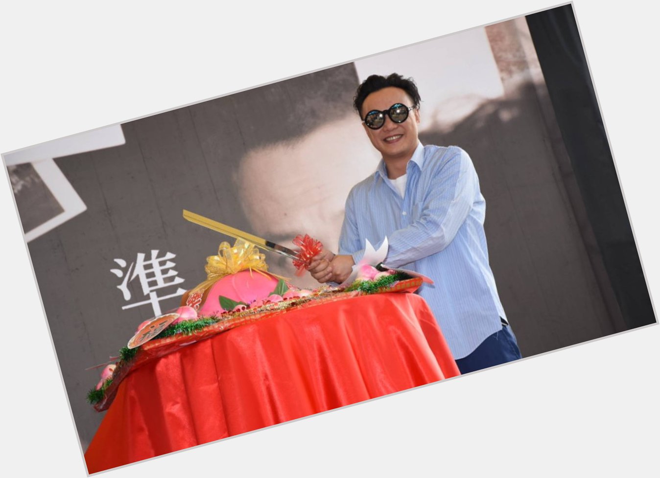 Happy birthday, Eason Chan! Check out the pics from his celebration + fan signing event:  