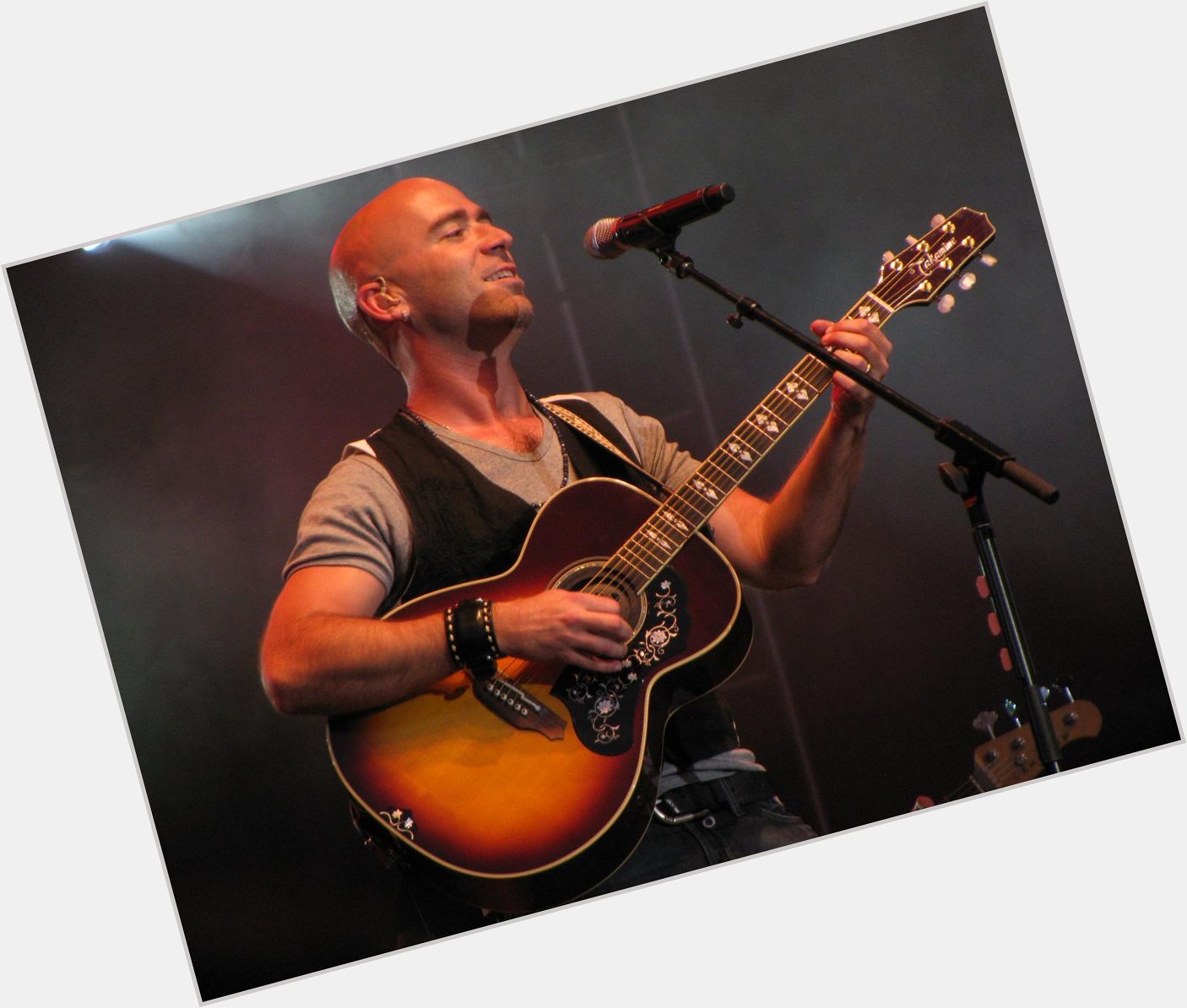 A very happy 44th birthday to recent Capitol performer and former lead-man for LIVE, Ed Kowalczyk! 