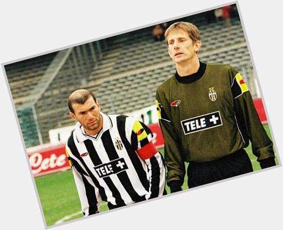Happy birthday to former Juventus goalkeeper Edwin Van Der Sar, who turns 47 today.

Games: 88 : 1 