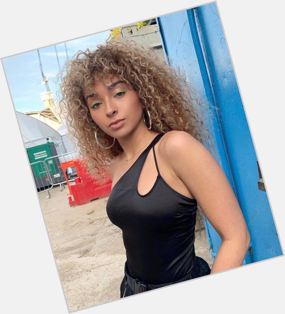 Happy Birthday to Ella Eyre (1 April 1994). 