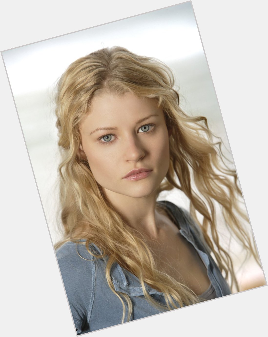 Wishing a very happy birthday today to Emilie de Ravin who played Claire on LOST! 